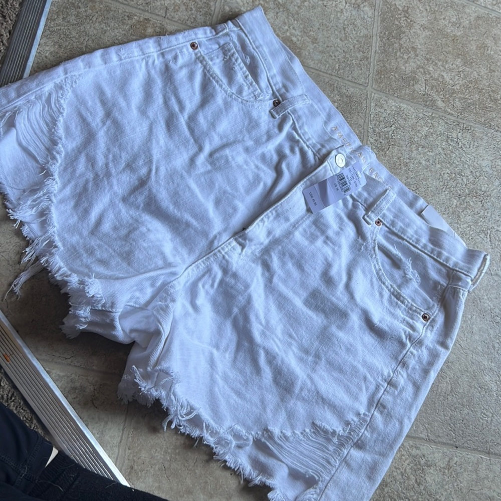 White highest rise mom shorts, American eagle size 16. Nwt.